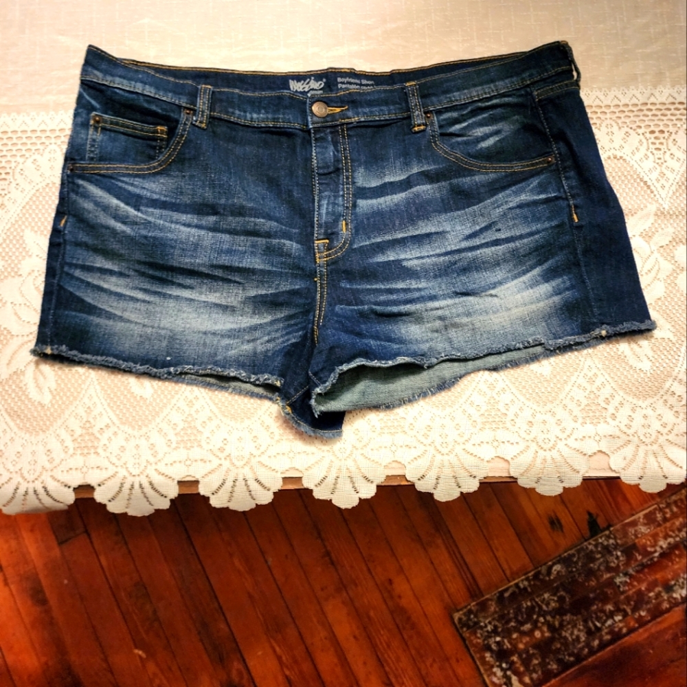 MASSIMO Boyfriend Jean Denim Shorts Distressed Size 18 Plus Size